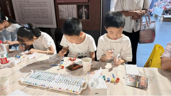 “巧手画非遗 童心贺华诞”鱼灯冰箱贴制作活动pg电子免费试玩模拟器歙县徽城镇新路街社区：(图2)