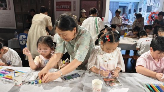 “巧手画非遗 童心贺华诞”鱼灯冰箱贴制作活动pg电子免费试玩模拟器歙县徽城镇新路街社区：(图3)